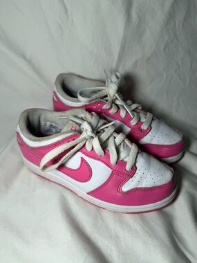 Nike Low-Top Sneakers in White & Pink